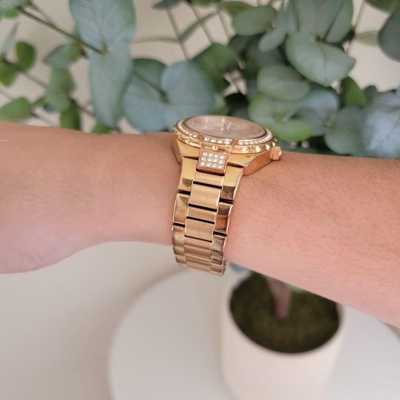 GUESS Rose Gold Watch - Picture 4 of 16